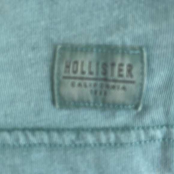 Hollister Men’s crew neck long sleeve tee. - Picture 2 of 3